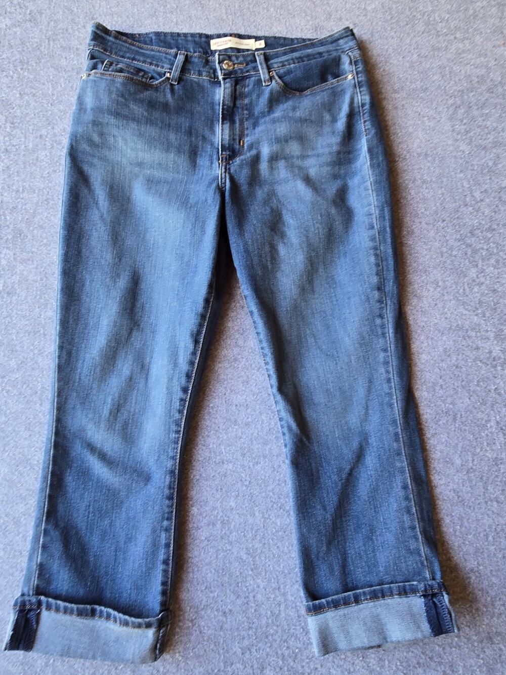 Signature by Levi Strauss Women's Mid Rise Capri Jeans Size 8 (32"x22")